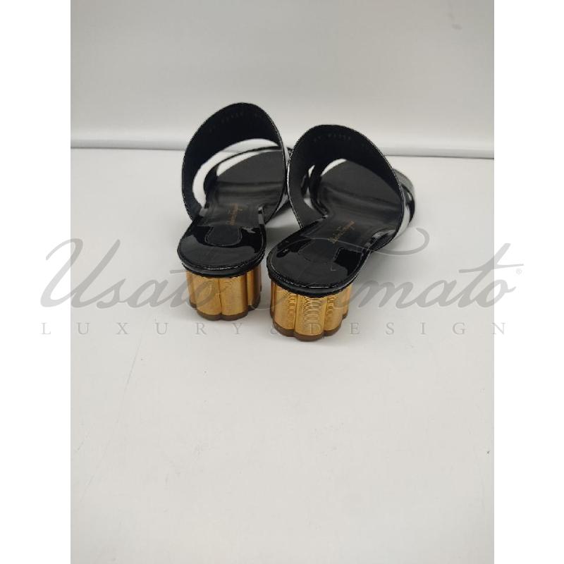 SANDALI DONNA SALVATORE FERRAGAMO NERI VERNICE TG. 8.5C | Mercatino dell'Usato Roma parioli 3