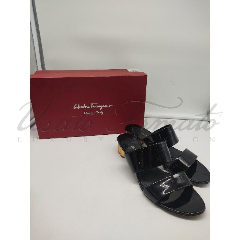 SANDALI DONNA SALVATORE FERRAGAMO NERI VERNICE TG. 8.5C | Mercatino dell'Usato Roma parioli 4