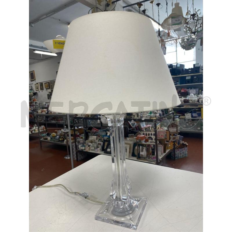 LAMPADA DA TAVOLO BASE PLEXIGLASS CAPPELLO BIANCO | Mercatino dell'Usato Roma casalotti 4