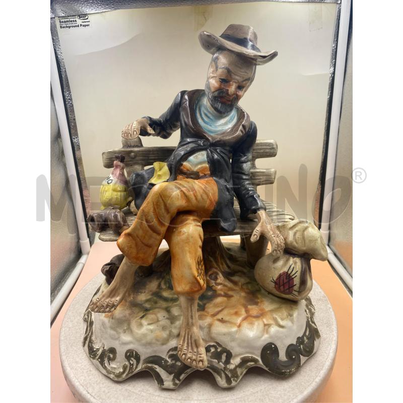 STATUETTA CAPODIMONTE ANZIANO SEDUTO CERAMICA DIPINTO  | Mercatino dell'Usato Roma casalotti 1