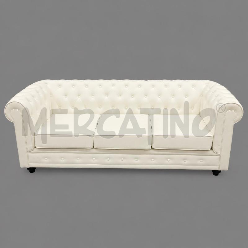 DIVANO ECOPELLE MODELLO CHESTERFIELD BIANCO | Mercatino dell'Usato Roma torrevecchia 1