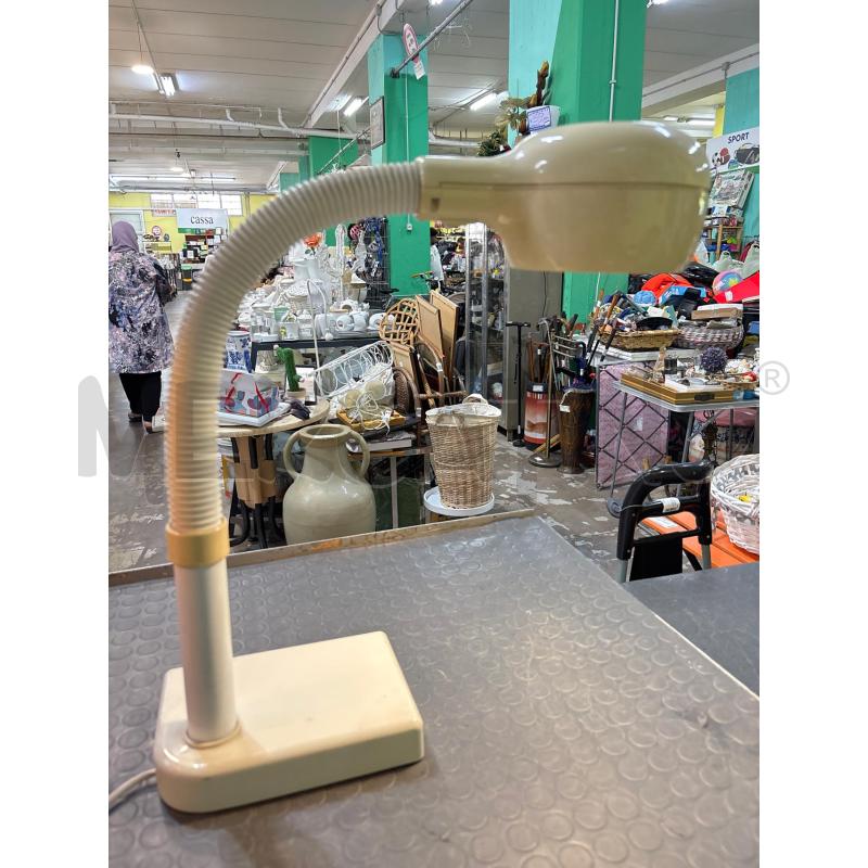LAMPADA DA SCRIVANIA DESIGN BIANCA | Mercatino dell'Usato Pomezia 1