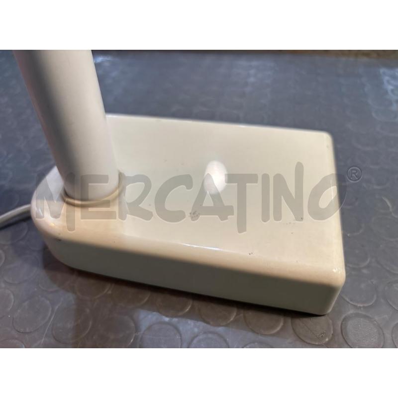 LAMPADA DA SCRIVANIA DESIGN BIANCA | Mercatino dell'Usato Pomezia 2