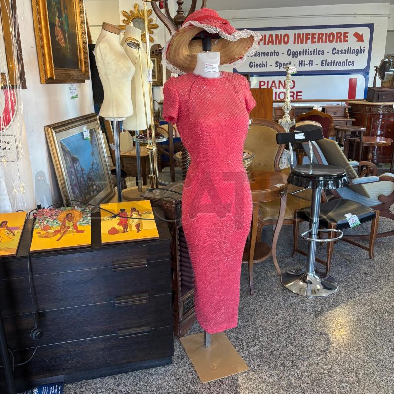 PIANTANA MANICHINO ABBIGLIATO CON CAPPELLO | Mercatino dell'Usato Pomezia 1
