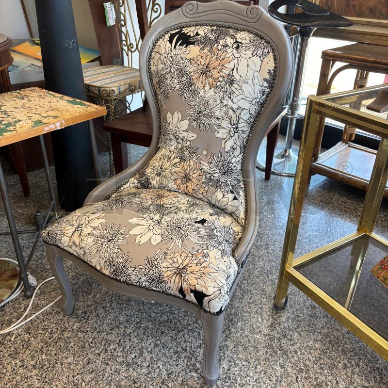 POLTRONCINA DA CAMERA GRIGIA STOFFA FLOREALE | Mercatino dell'Usato Pomezia 1