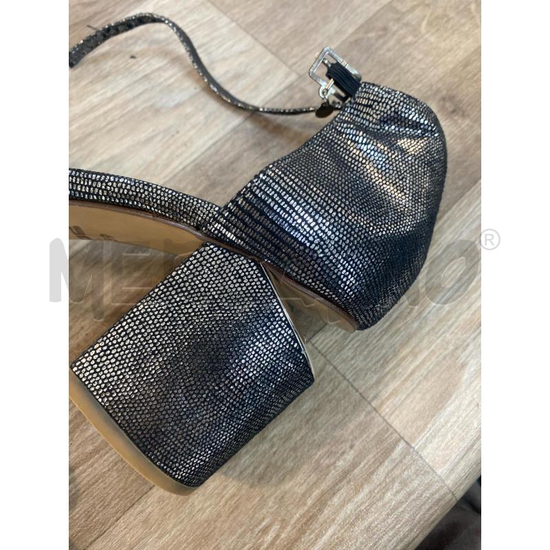 SANDALI DONNA 06 MILANO TACCO SQUADRATO FASCIA COLLO PIEDE BORCHIE OVALI LUREX ARGENTO SIMIL SERPENT | Mercatino dell'Usato Pomezia 4