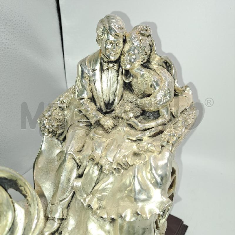 SCULTURA COPPIA SU CARROZZA LAMINATA  | Mercatino dell'Usato Pomezia 3