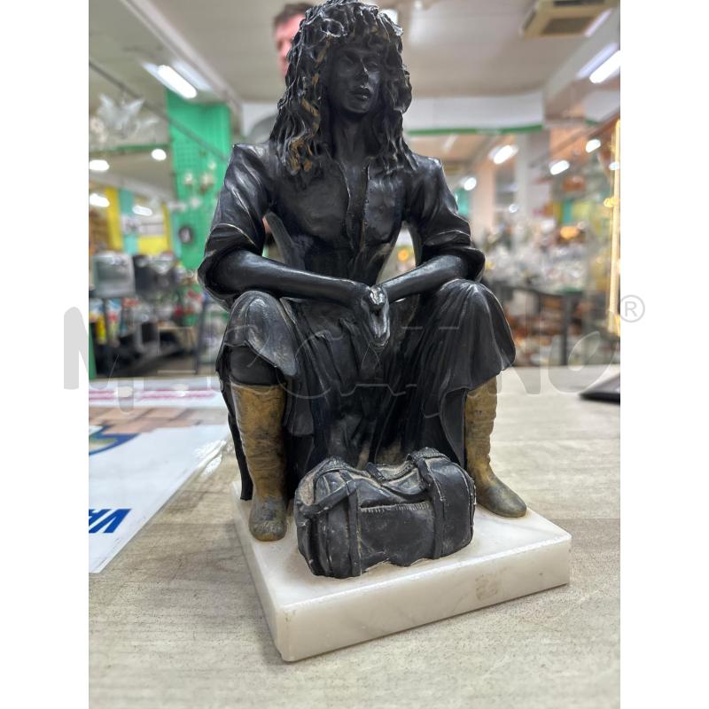SCULTURA DONNA ACCOVACCIATA CON BORSA BASE MARMO | Mercatino dell'Usato Pomezia 1