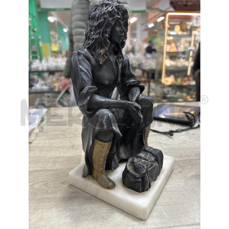 SCULTURA DONNA ACCOVACCIATA CON BORSA BASE MARMO | Mercatino dell'Usato Pomezia 2