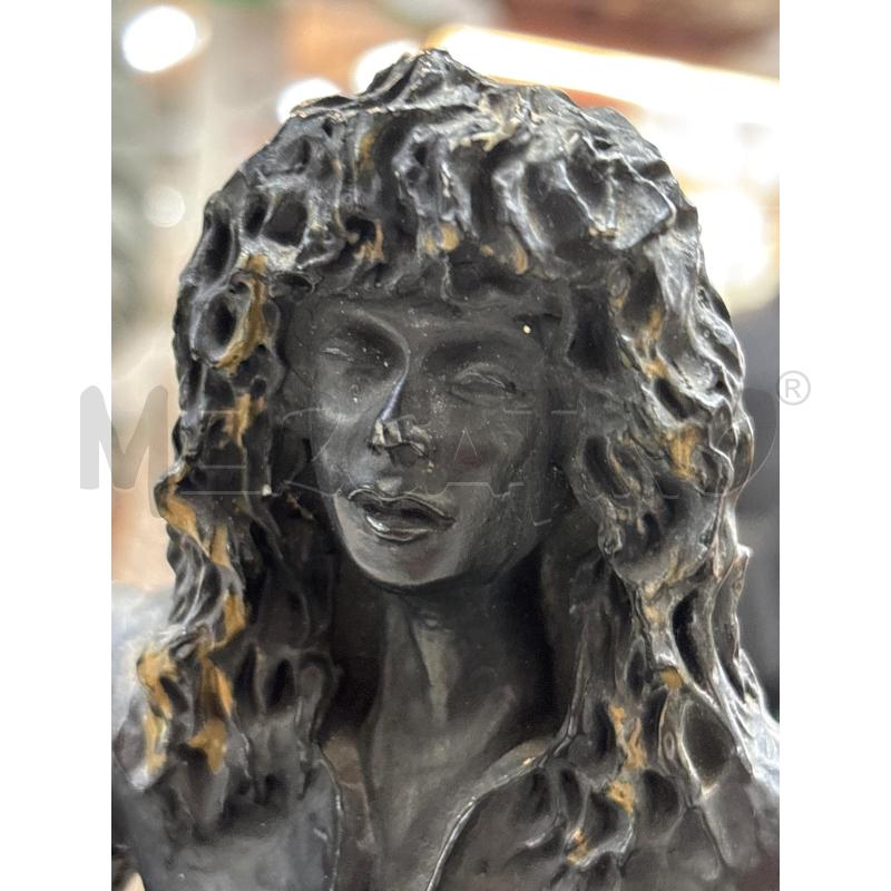 SCULTURA DONNA ACCOVACCIATA CON BORSA BASE MARMO | Mercatino dell'Usato Pomezia 3