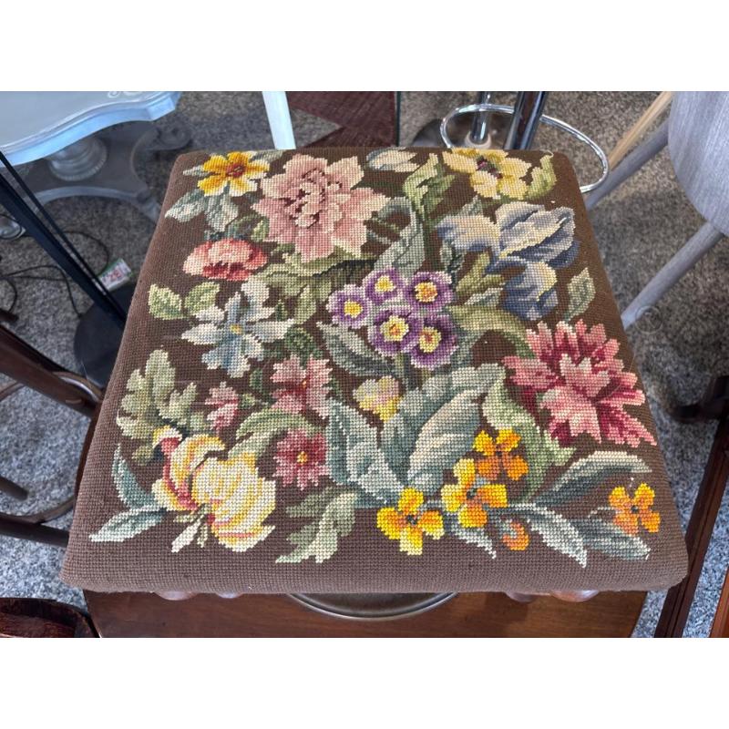 SGABELLO VECCHIO CON FIORI | Mercatino dell'Usato Pomezia 2