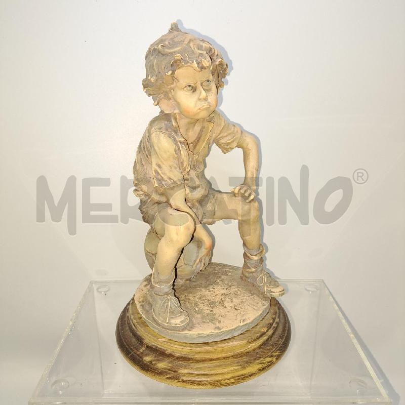 STATUINA RAGAZZO SEDUTO SU PALLONE CDM G. ARMANI | Mercatino dell'Usato Pomezia 1