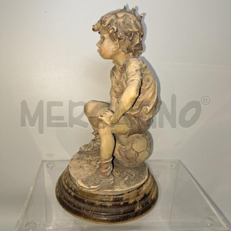STATUINA RAGAZZO SEDUTO SU PALLONE CDM G. ARMANI | Mercatino dell'Usato Pomezia 2