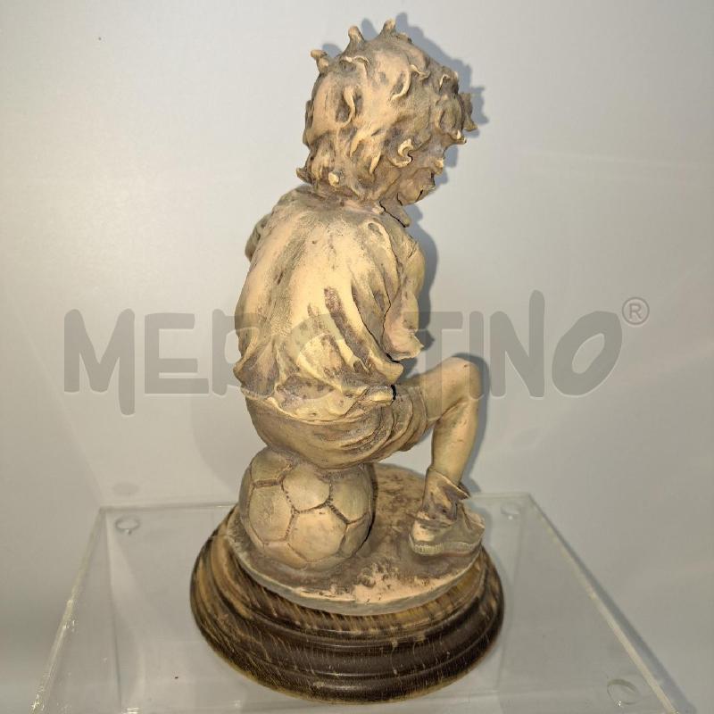 STATUINA RAGAZZO SEDUTO SU PALLONE CDM G. ARMANI | Mercatino dell'Usato Pomezia 3