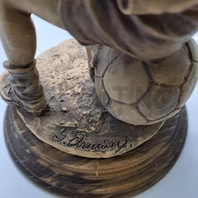 STATUINA RAGAZZO SEDUTO SU PALLONE CDM G. ARMANI | Mercatino dell'Usato Pomezia 4