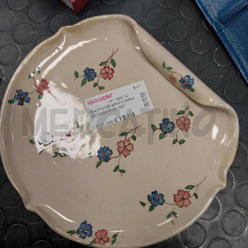 PIATTO CERAMICA ANNA DECORO FIORI ROTONDO ATTORCIGLIATO | Mercatino dell'Usato Cava de tirreni 1