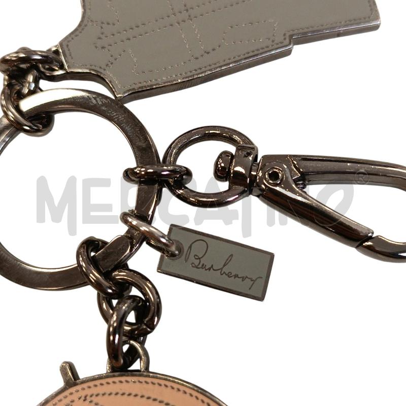 PORTA CHIAVI BURBERRY IN METALLO ARGENTATO CON CHARMS IMPERMEABILE E OMBRELLO ROSA | Mercatino dell'Usato Cava de tirreni 2