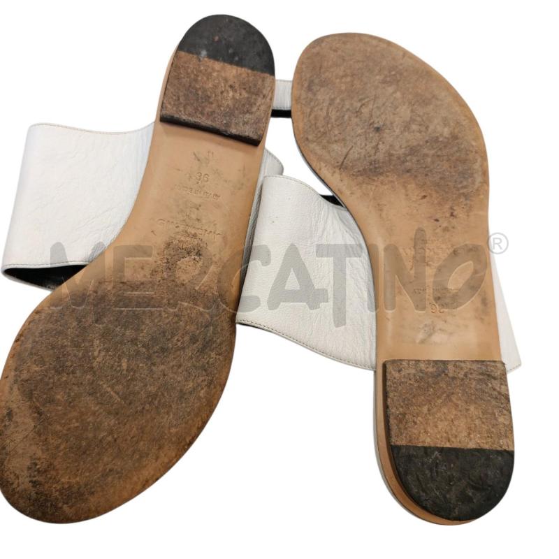 SANDALI DONNA GIVENCHY BIANCHE APPLICAZIONE LOGO ACCIAIO | Mercatino dell'Usato Cava de tirreni 4