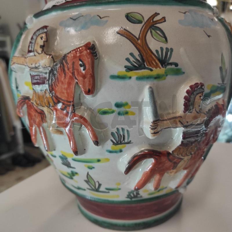 VASO LANDI VIETRI CON PERSONAGGI IN RILIEVO  | Mercatino dell'Usato Salerno torrione 3