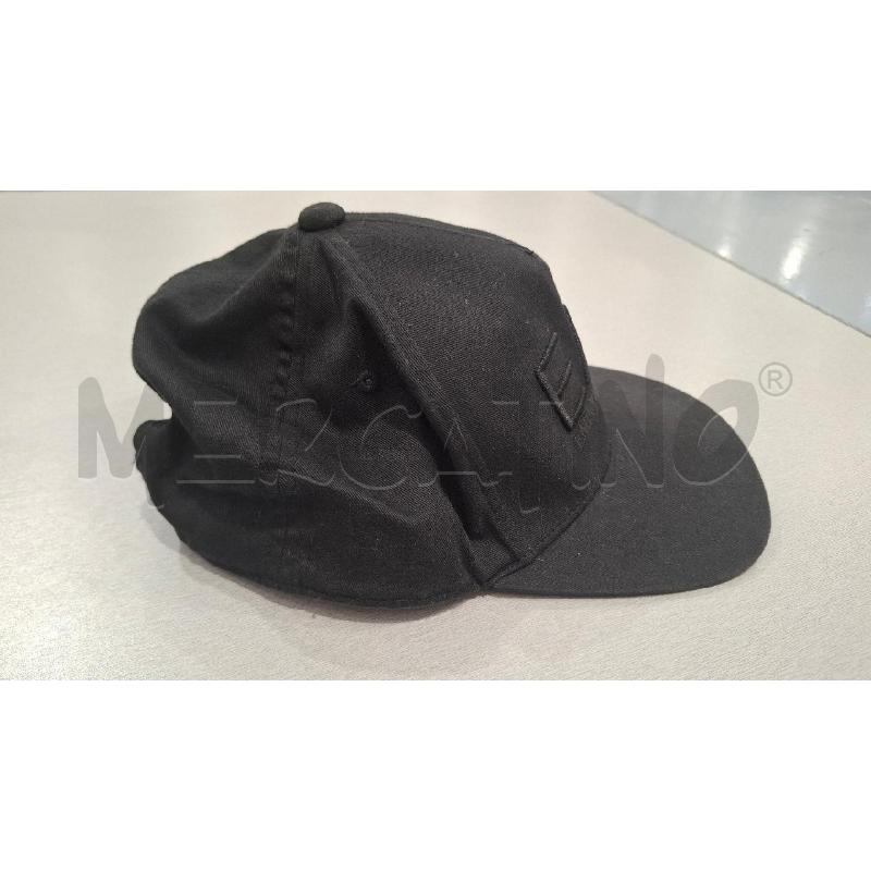 BERRETTO UOMO EMPORIO ARMANI LOGO EA7 CUCITO NERO | Mercatino dell'Usato Salerno fratte 2