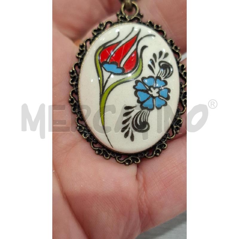 CIONDOLO VINTAGE PICCOLO OVALE BIANCO  CON FIORI  | Mercatino dell'Usato Salerno fratte 3