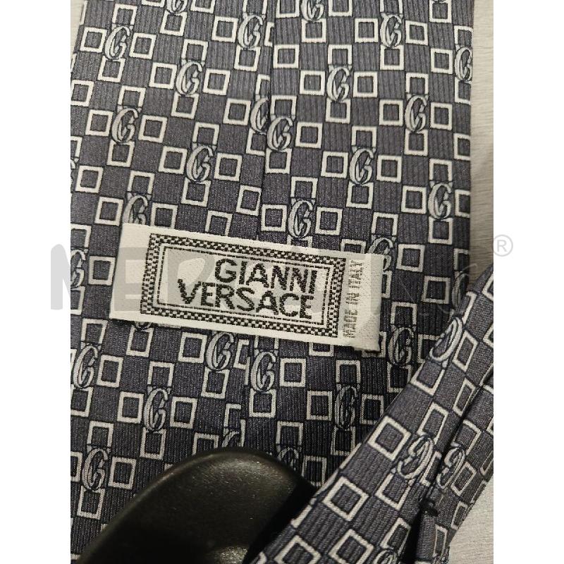 CRAVATTA GIANNI VERSACE SETA GRIGIA BLU QUADRI LOGO G | Mercatino dell'Usato Salerno fratte 2