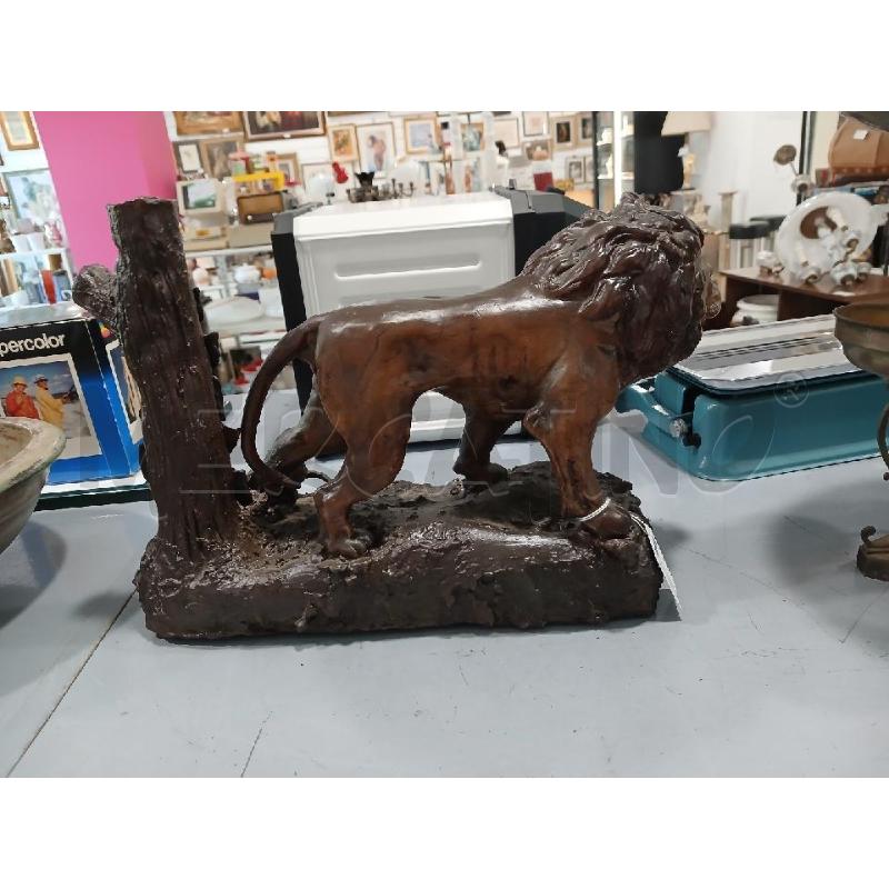 STATUETTA CERAMICA LEONE CON TRONCO  | Mercatino dell'Usato Salerno fratte 3