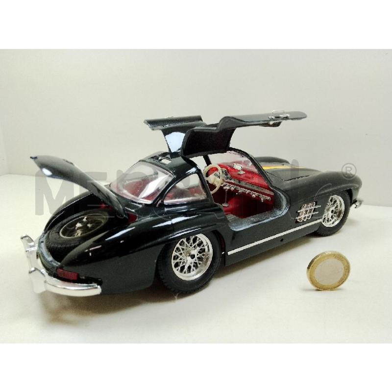 MODELLINO AUTO BURAGO MERCEDES 300 1/18 | Mercatino dell'Usato Siena 3