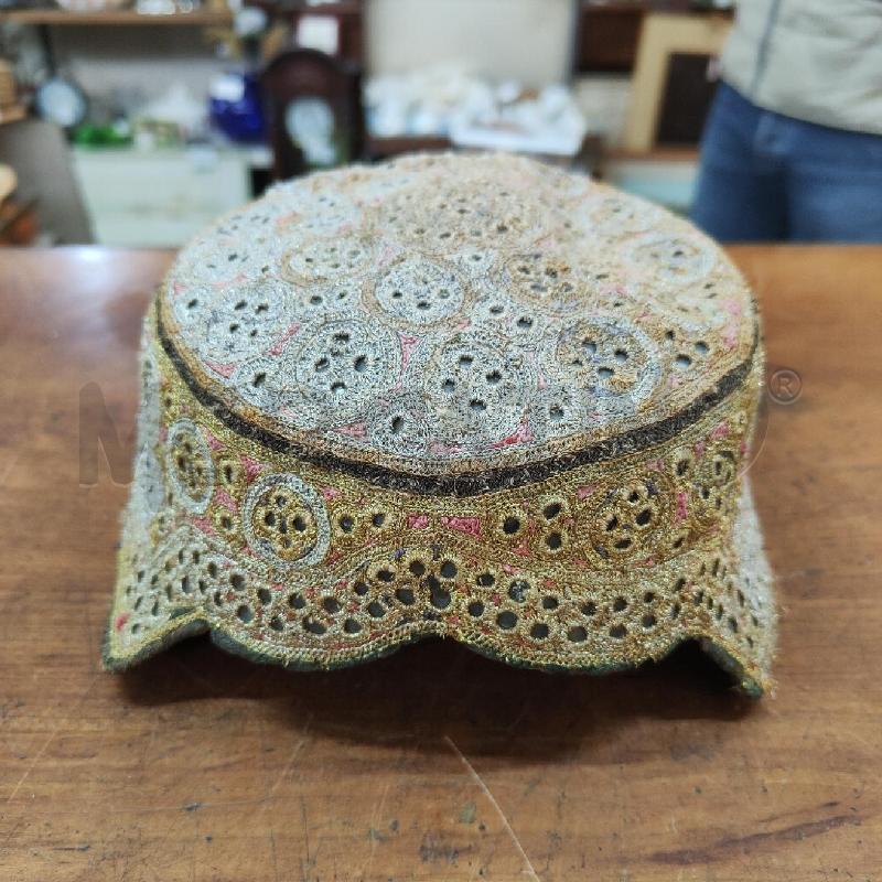 CAPPELLO BALOCHI PAKISTAN LUREX DORATO | Mercatino dell'Usato Manduria 1