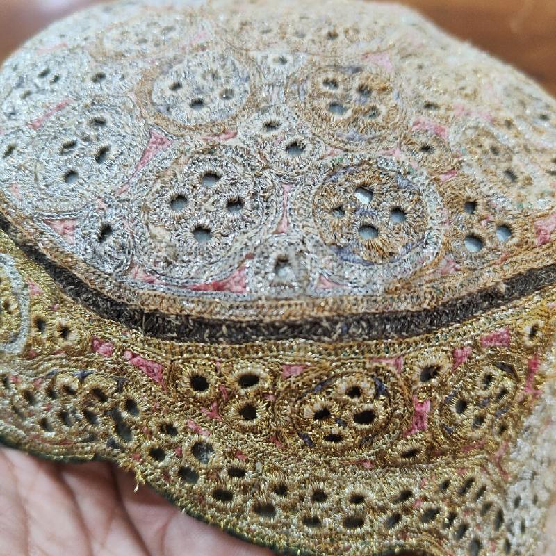 CAPPELLO BALOCHI PAKISTAN LUREX DORATO | Mercatino dell'Usato Manduria 5