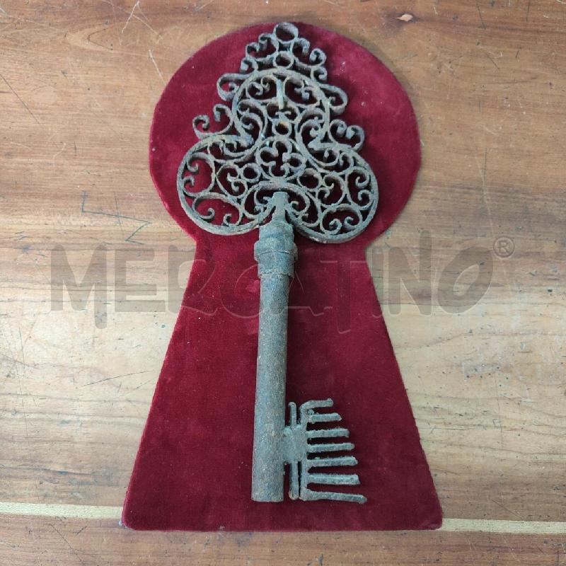 CHIAVE FERRO GRANDE STILE GOTICO + VASE VELLUTO ROSSO 36.5 CM LUNGHEZZA CHIAVE | Mercatino dell'Usato Manduria 1