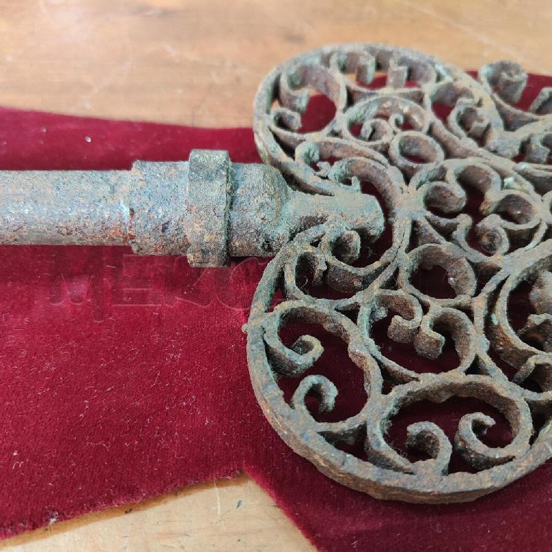 CHIAVE FERRO GRANDE STILE GOTICO + VASE VELLUTO ROSSO 36.5 CM LUNGHEZZA CHIAVE | Mercatino dell'Usato Manduria 4