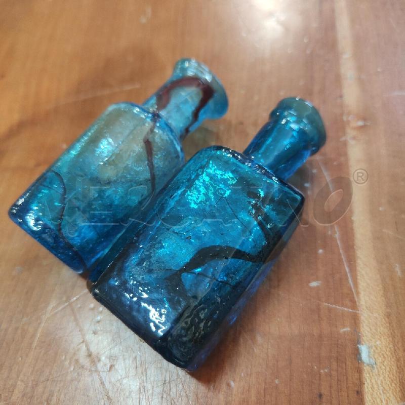 COPPIA BOTTIGLIETTE VETRO BLU STRIATO ROSSO EPOCA  | Mercatino dell'Usato Manduria 3