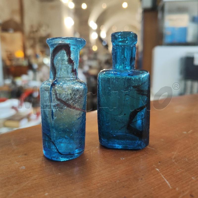 COPPIA BOTTIGLIETTE VETRO BLU STRIATO ROSSO EPOCA  | Mercatino dell'Usato Manduria 5