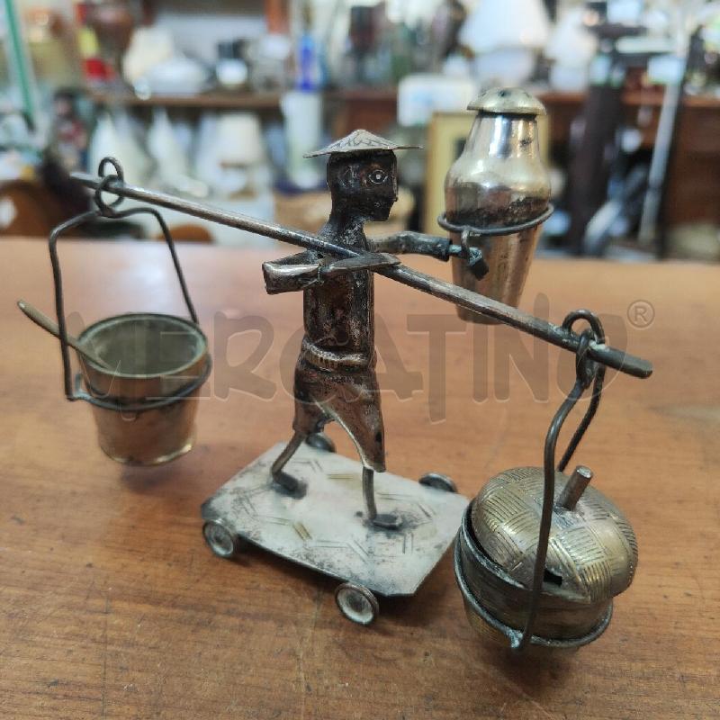 SALE E PEPE EPOCA OMINO CON CARRETTO METALLO ARGENTATO | Mercatino dell'Usato Manduria 1