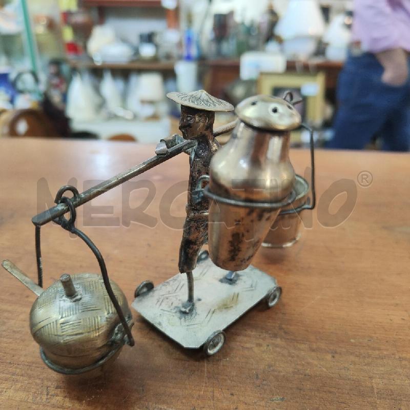 SALE E PEPE EPOCA OMINO CON CARRETTO METALLO ARGENTATO | Mercatino dell'Usato Manduria 2