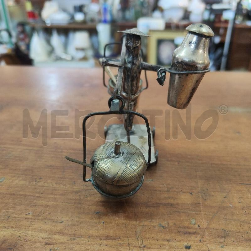 SALE E PEPE EPOCA OMINO CON CARRETTO METALLO ARGENTATO | Mercatino dell'Usato Manduria 3
