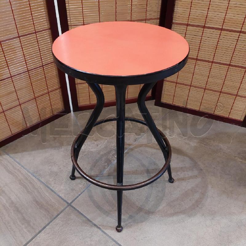 SGABELLO FORMICA METALLO NERO SEDUTA CORALLO | Mercatino dell'Usato Manduria 1