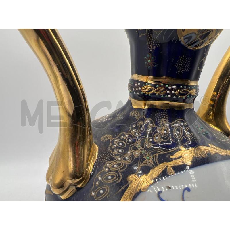 BOTTIGLIA PORCELLANA BLU FIORI E FINITRUE DORATE 2 MANICI | Mercatino dell'Usato Teramo 4