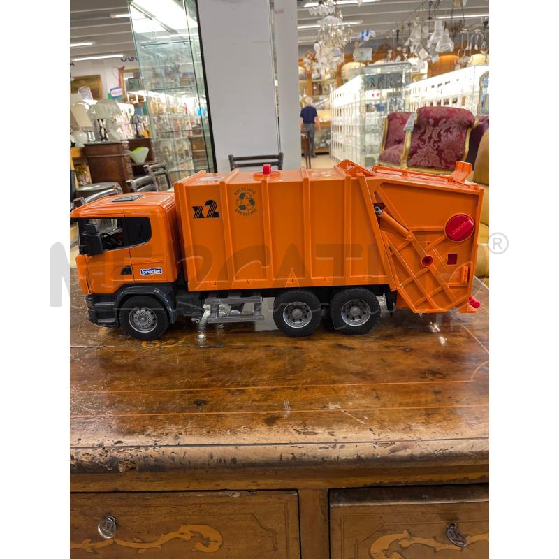 BRUDER CAMION SPAZZATURA ARANCIONE SCANIA | Mercatino dell'Usato Teramo 1
