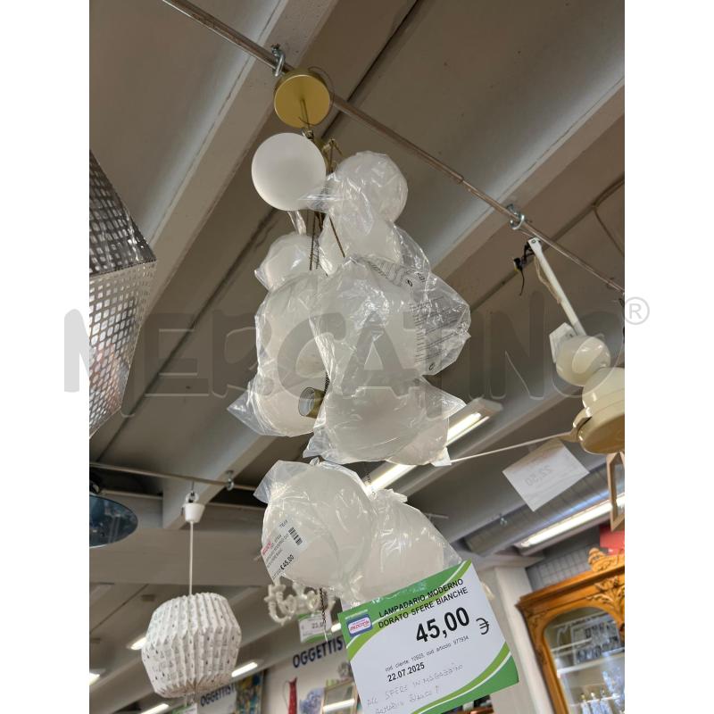 LAMPADARIO MODERNO DORATO SFERE BIANCHE | Mercatino dell'Usato Teramo 1