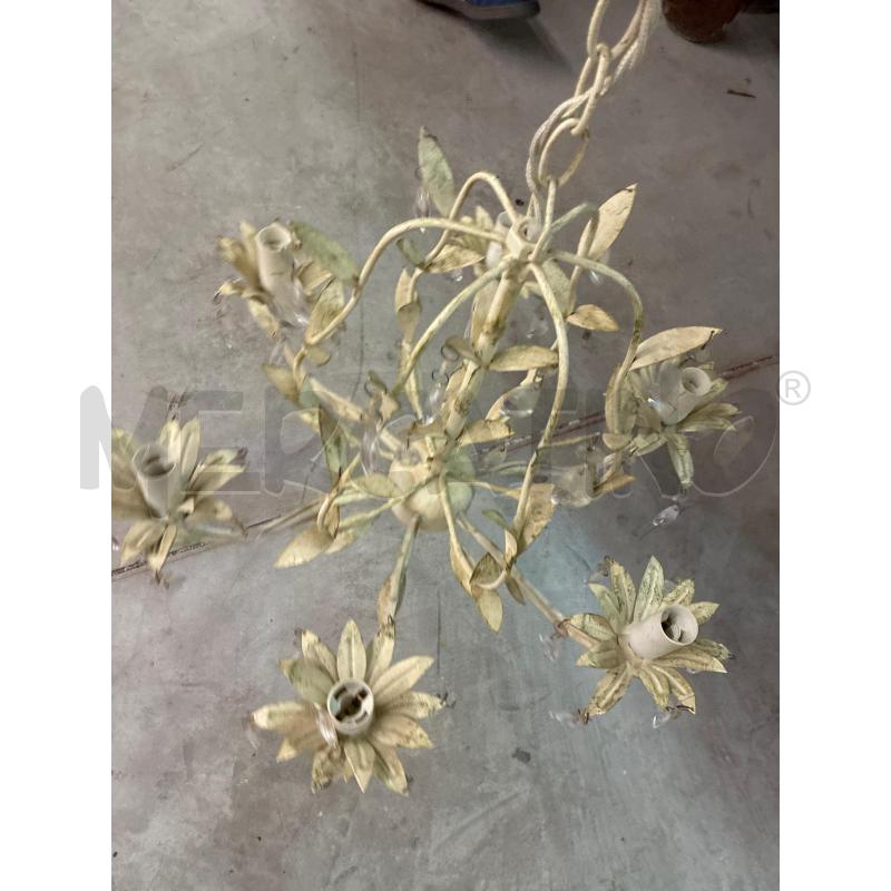 LAMPADARIO SHABBY FERRO 6 LUCI BIANCO CON PENDENTI | Mercatino dell'Usato Teramo 3