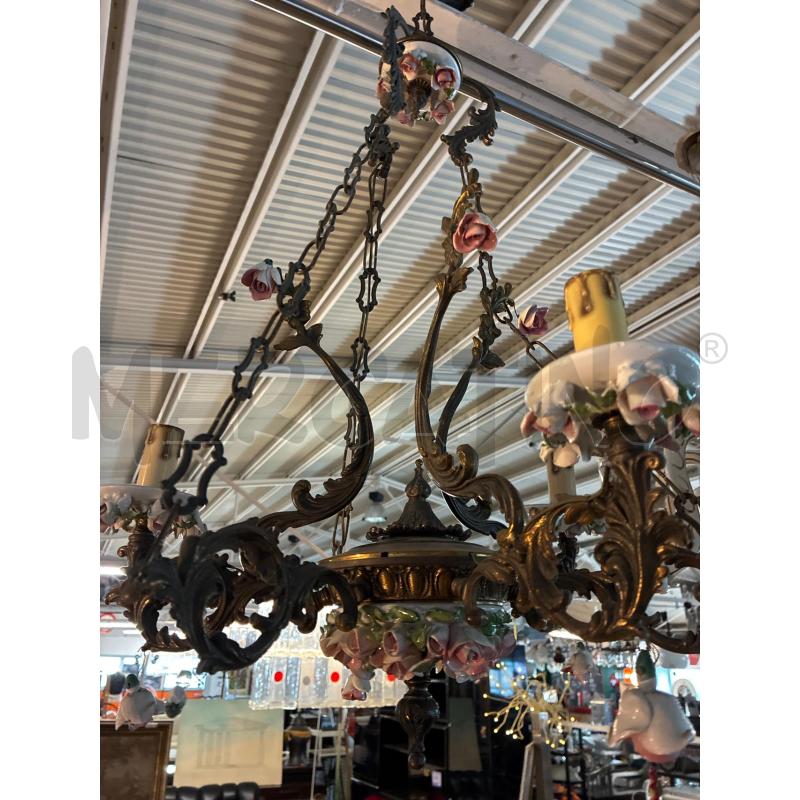 LAMPADARIO VINTAGE IN BRONZO E FINITURE FIORELLINI CAPODIMONTE 3 LUCI | Mercatino dell'Usato Teramo 3