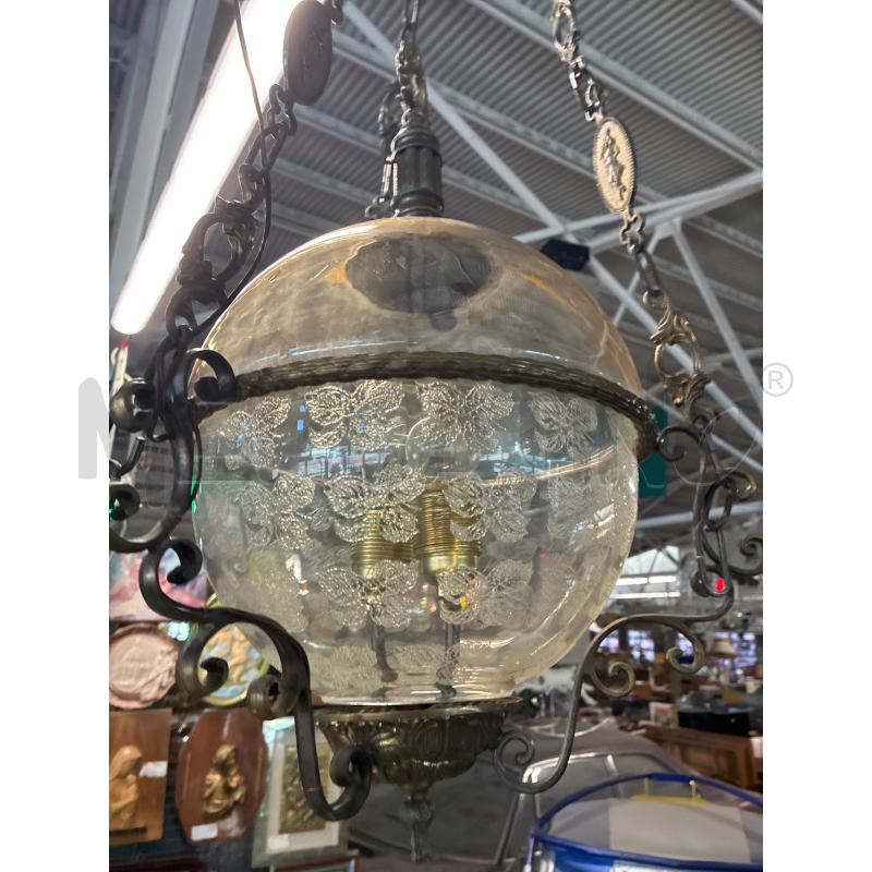 LAMPADARIO VINTAGE SFERA VETRO OPERATA FINITURE FERRO DORATO | Mercatino dell'Usato Teramo 2