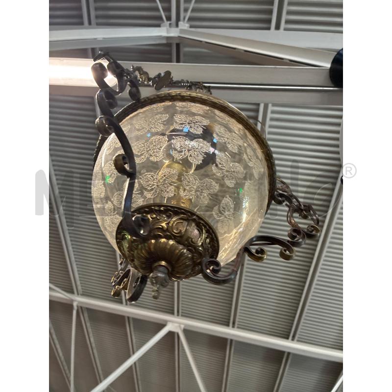 LAMPADARIO VINTAGE SFERA VETRO OPERATA FINITURE FERRO DORATO | Mercatino dell'Usato Teramo 4