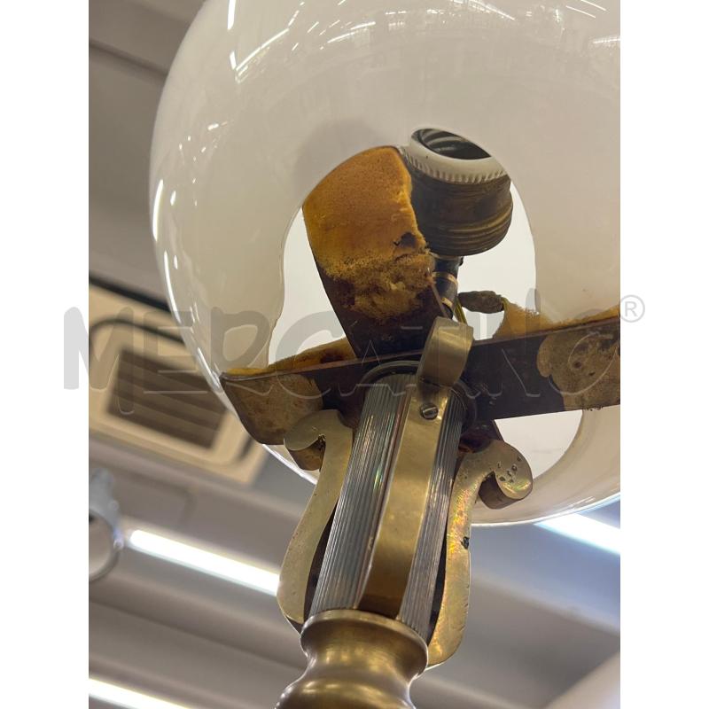 LAMPADA EPOCA IN METALLO DORATA CON SFERA VETRO BIANC | Mercatino dell'Usato Teramo 2