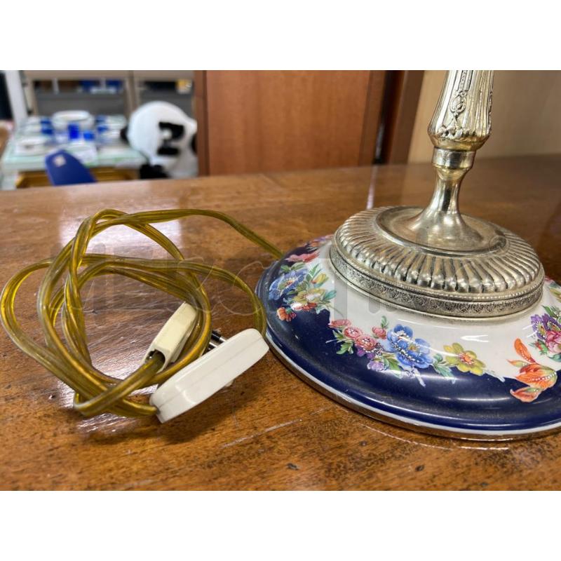 LUME LAMPADA 2 LUCI A PIEDISTALLO IN CERAMICA FLOREALE SUPPORTO SILVER COPPE VETRO SATINATO 2 TESTE  | Mercatino dell'Usato Teramo 4