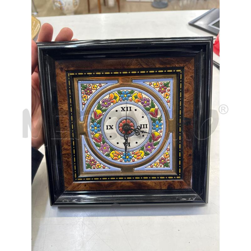 OROLOGIO MAIOLICA DIPINTA FINITURE DORATE E FIORELLINI +CORNICE NERA LEGNO - SPAGNOLO  | Mercatino dell'Usato Teramo 1