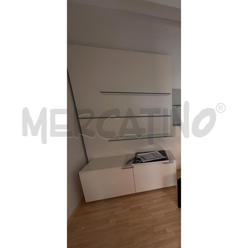 PARETE SOGGIORNO MODERNA BIANCA GRANDE BASE CASSETTONI CON RIPIANI IN VETRO | Mercatino dell'Usato Teramo 1