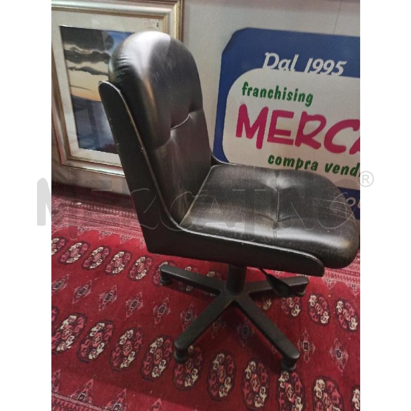 POLTRONA UFFICIO VINTAGE GIREVOLE NERA ALTEZZA REGOLABILE | Mercatino dell'Usato Teramo 2
